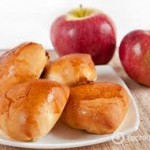 Pirozhki stuffed with apples 